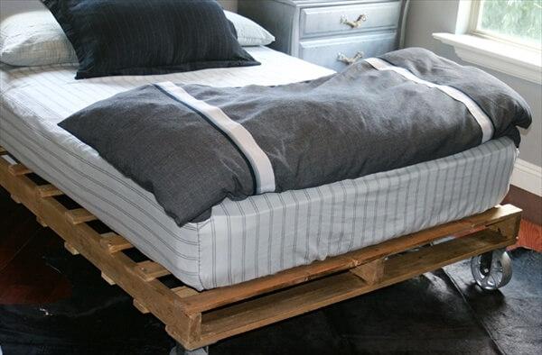 Pallet bed store stand