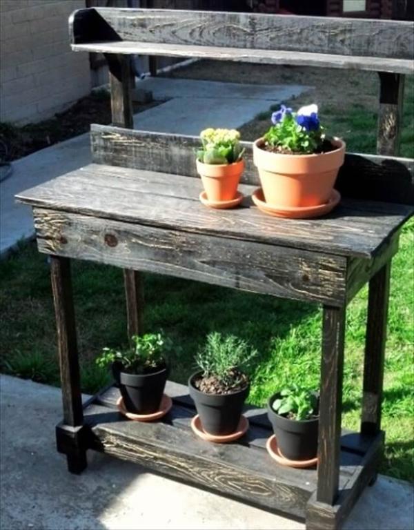 Pallet Potting Bench Useful for Different Chores