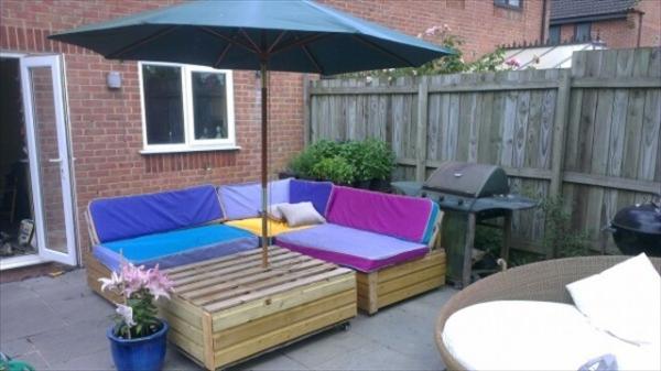 Amazing Patio Sofa Set Built From Pallets