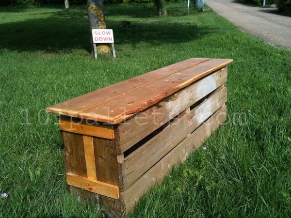 Inexpensive Benches Made of Pallets