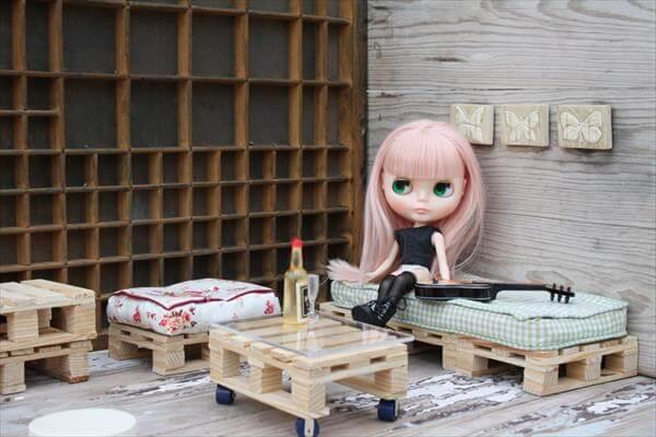 Pallet Seating for Your Dolls