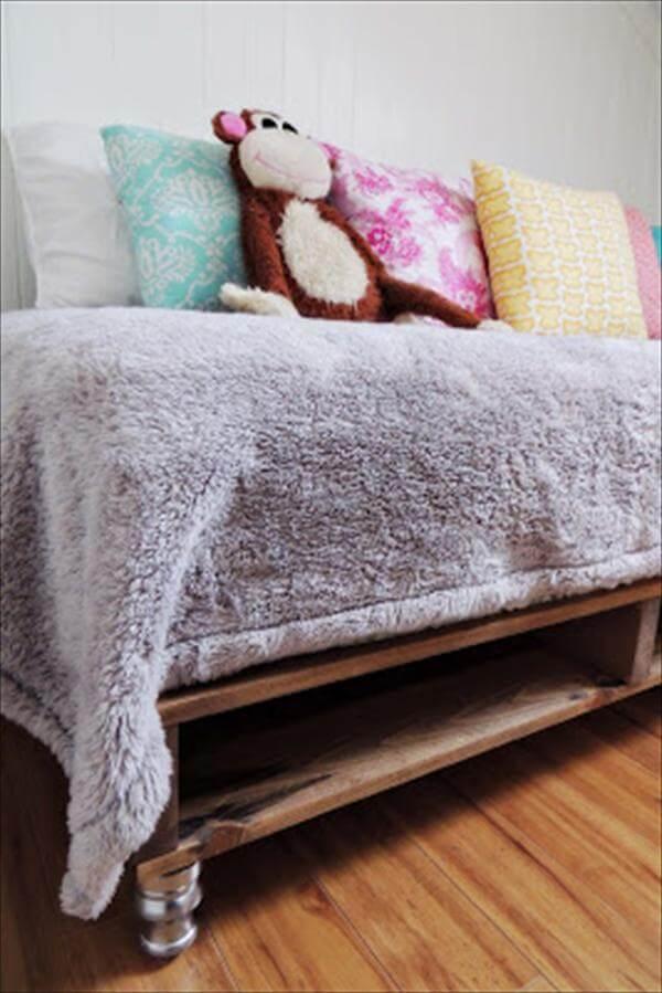 upcycled pallet bed