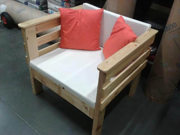 recycled pallet chair 