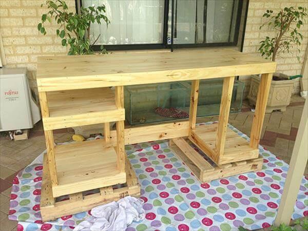 Diy Computer Desk Out Of Pallets 101 Pallets