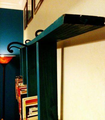 DIY Pallet Ladder Bookshelf