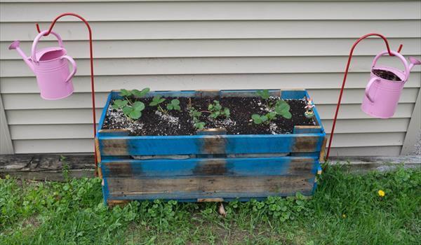 recycled pallet garden bed