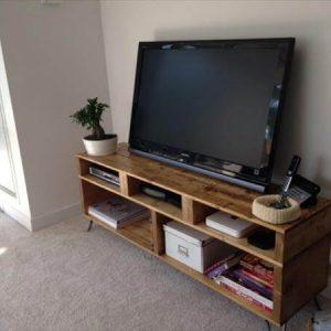 diy pallet TV stand with hairpin legs