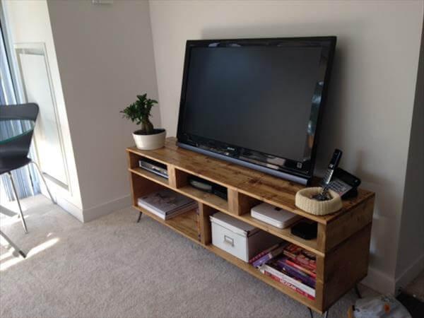 diy pallet TV stand with hairpin legs