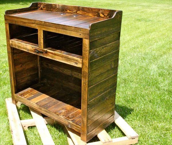 recycled pallet entertainment desk