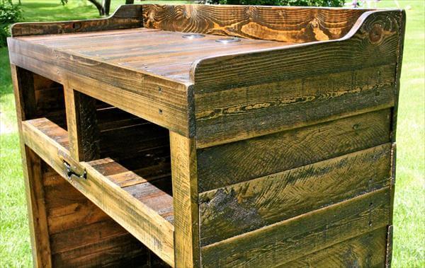 upcycled pallet entertainment desk
