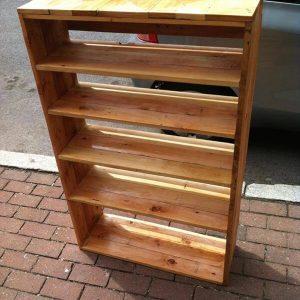 recycled pallet chic bookcase
