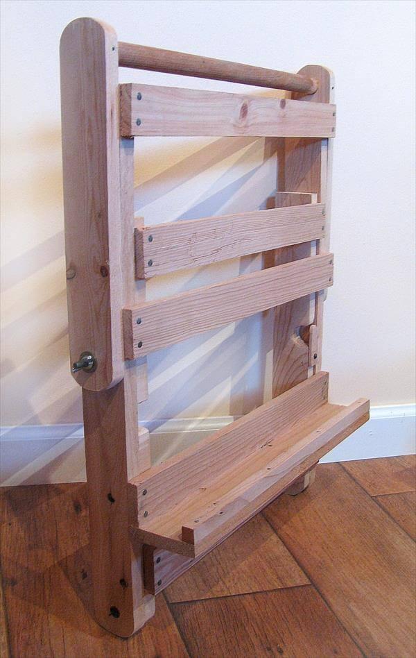 upcycled pallet art easel and display stand