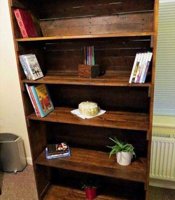 recycled pallet bookshelf