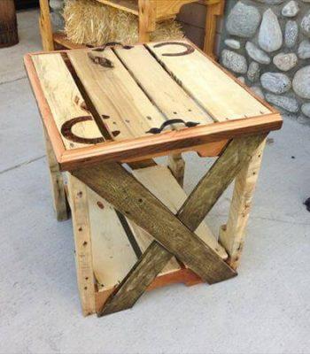 recycled pallet end table with horse shoe tag