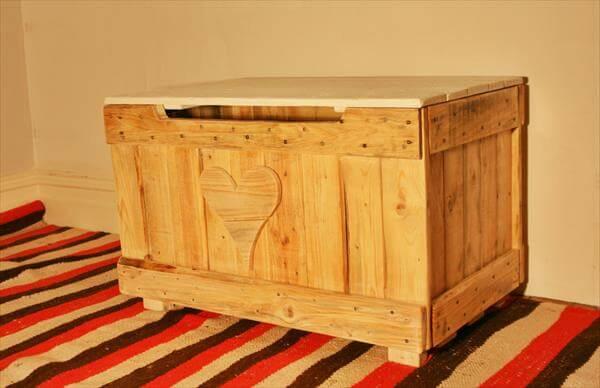 reclaimed pallet toy chest