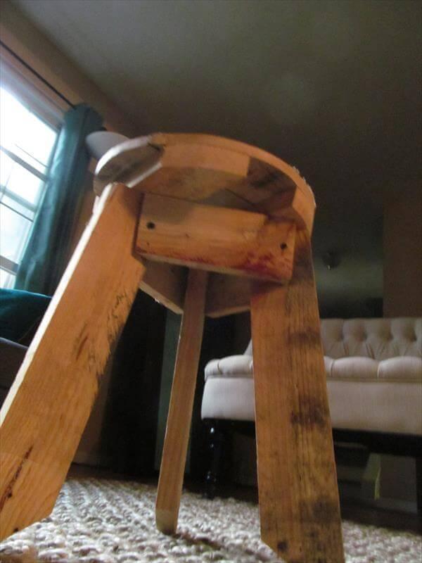 recycled pallet stool with 3 legs