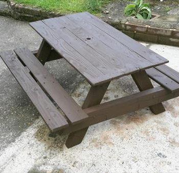 picnic table made of pallets