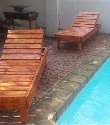 repurposed pallet pool chairs