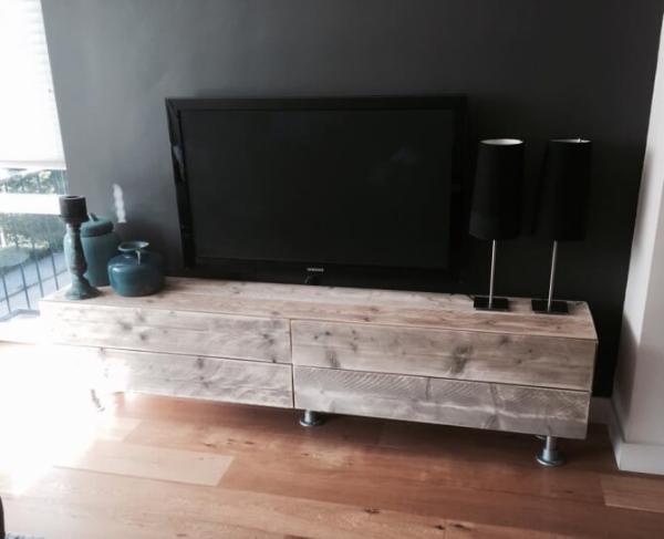 Recycled pallet media stand
