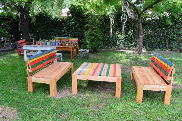 Repurposed pallet outdoor furniture set