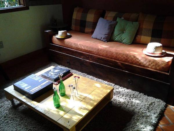 pallet coffee table on wheels