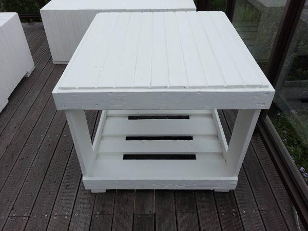 pallet two seater with corner table
