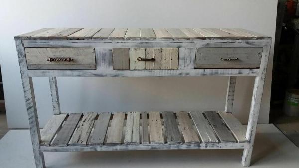Recycled pallet entry way table