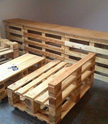 Recycled pallet bar with seating