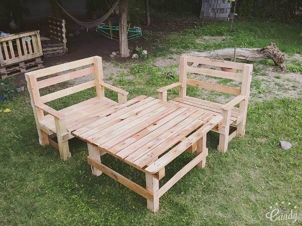 Wooden pallet outdoor seating set