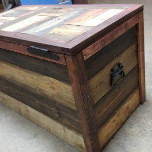 low-cost wooden pallet storage chest