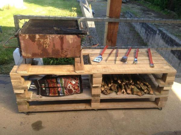 recycled pallet BBQ grill table