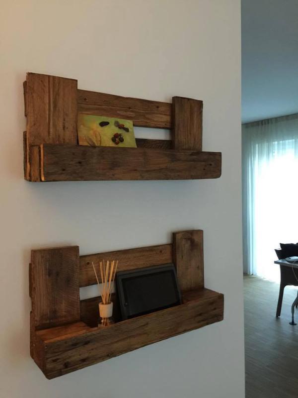 recycled pallet shelves