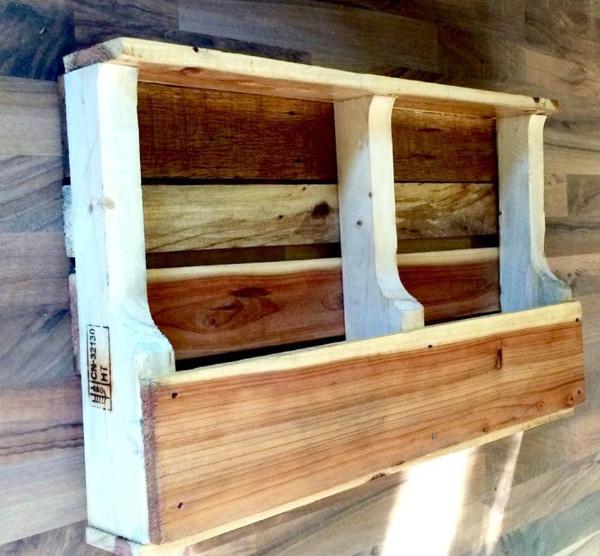 low-cost wooden pallet shelf