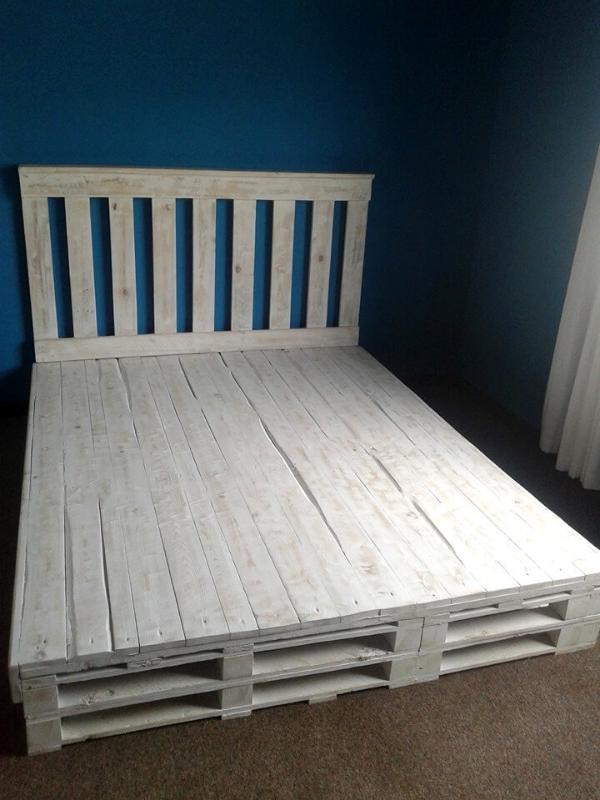 recycled pallet bed