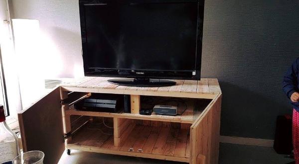 Wooden pallet media console table