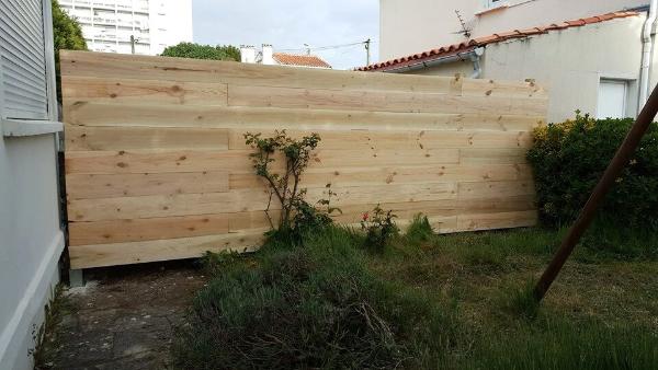 reclaimed pallet garden or backyard fence wall