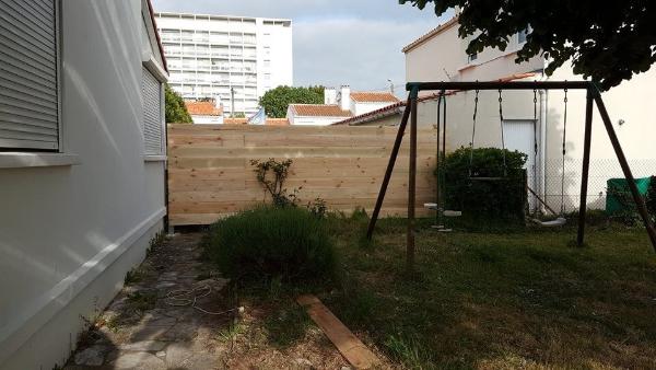repurposed pallet garden fence wall