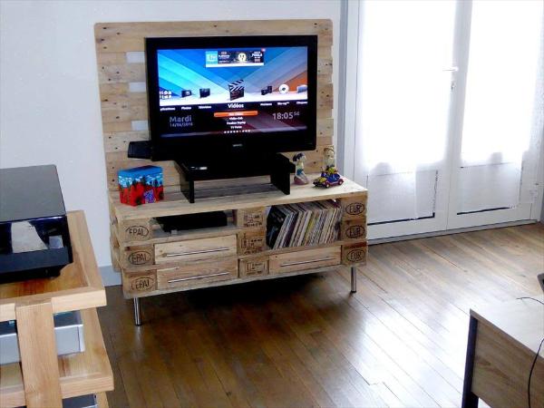 reclaimed wooden pallet TV stand with metal hairpin legs