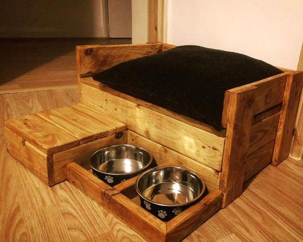 pallet pet with with attached bowls