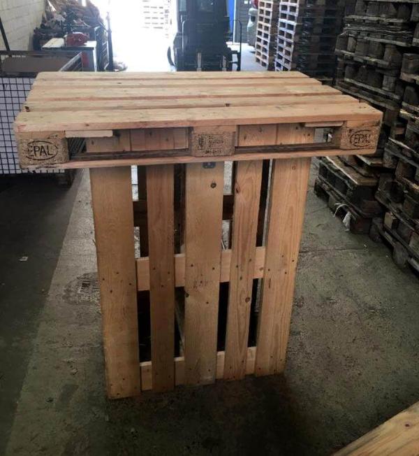 Wooden pallet bar table