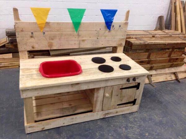 no-cost pallet mud kitchen for kids