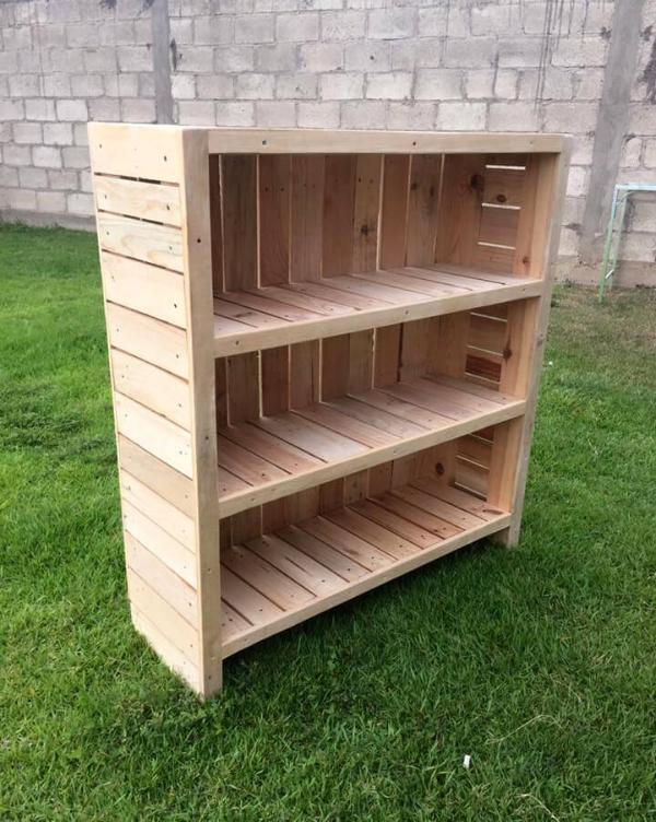 Bookcase Out Of Pallets 101 Pallets