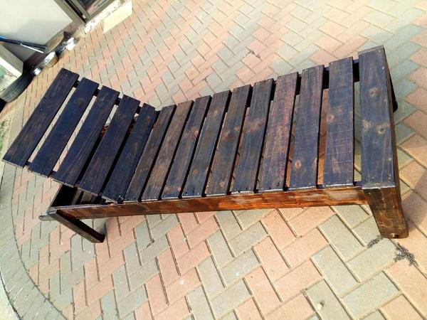low-cost pallet outdoor lounger
