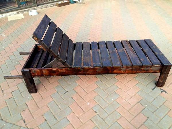 repurposed wooden pallet outdoor lounger
