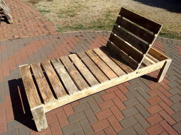 upcycled pallet outdoor lounger