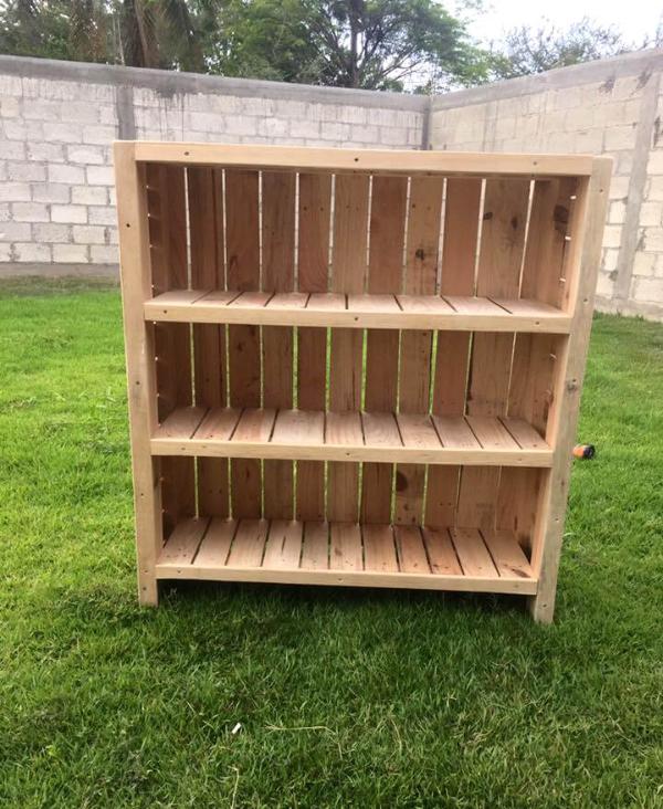 Bookcase Out Of Pallets 101 Pallets