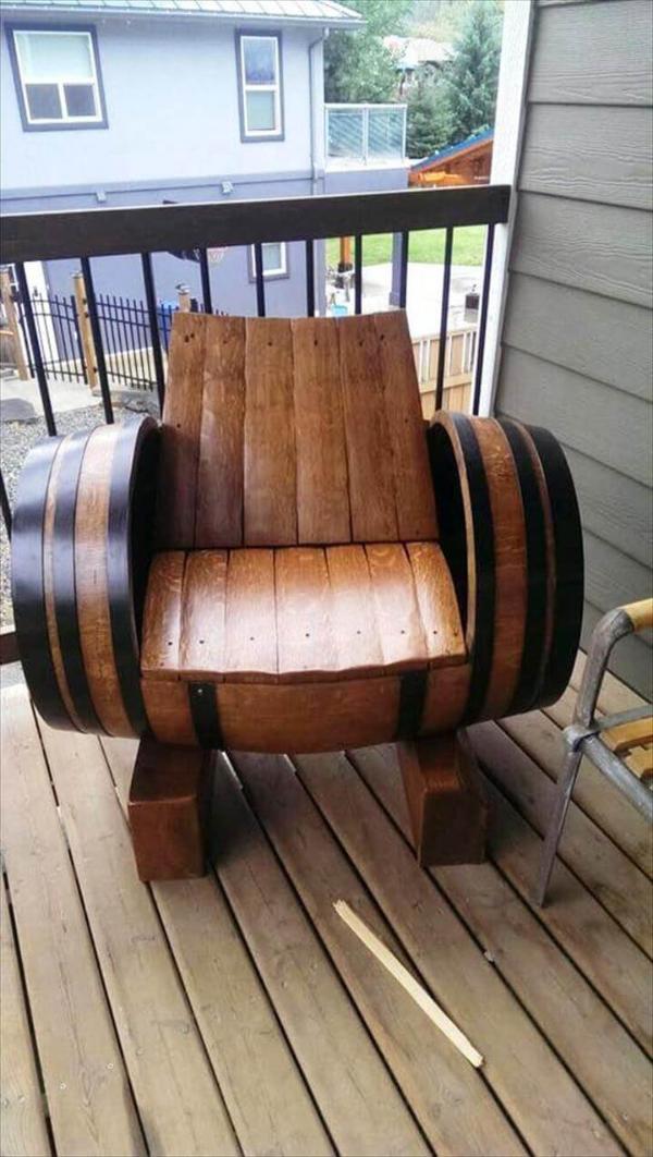 pallet and old barrel chair