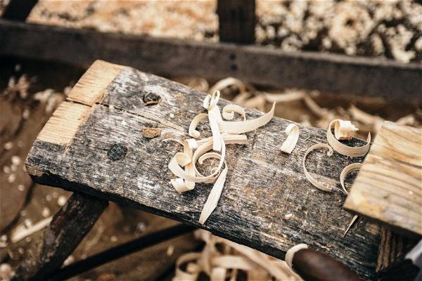 how students can diy a desk out of pallets or other handy materials